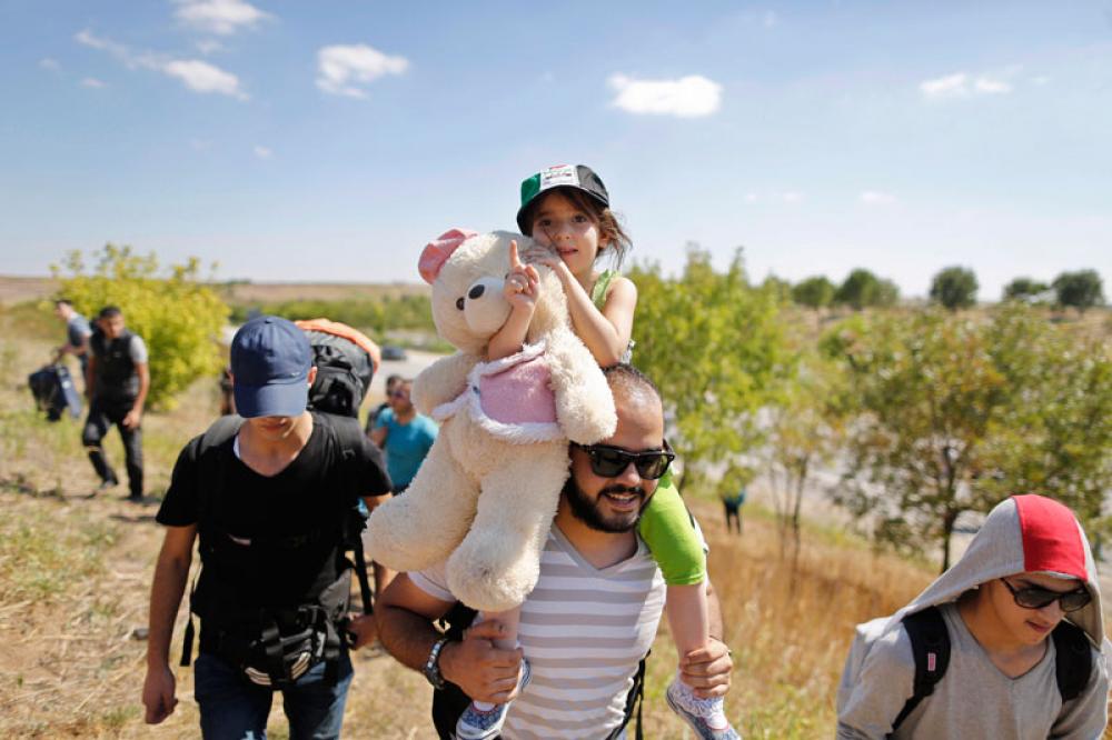 Syyrialaisperhe vaeltaa Turkissa kohti Kreikkaa