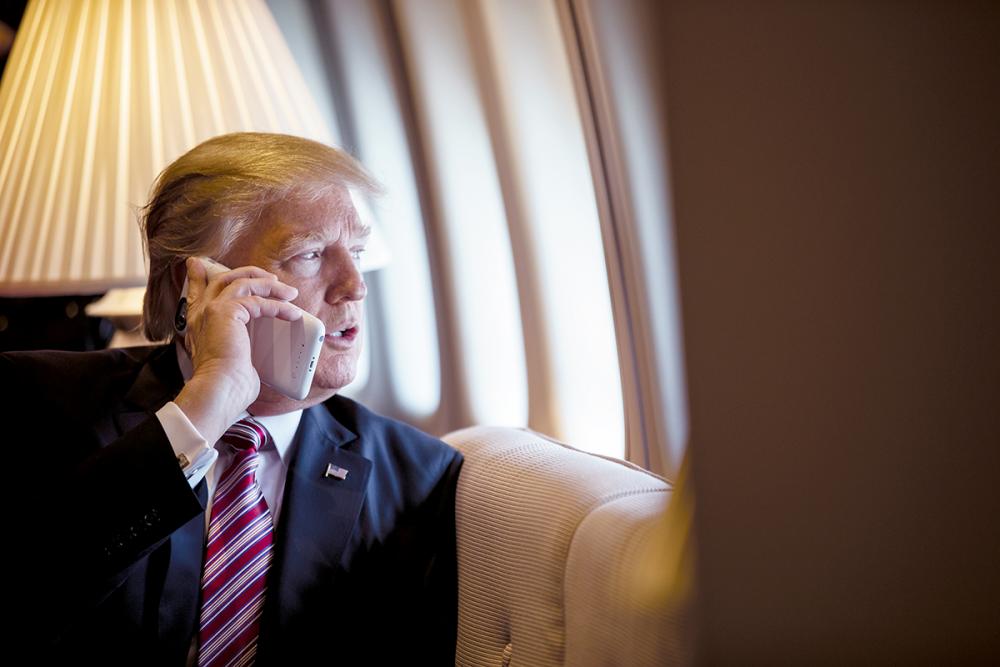 Donald Trump puhelimessa