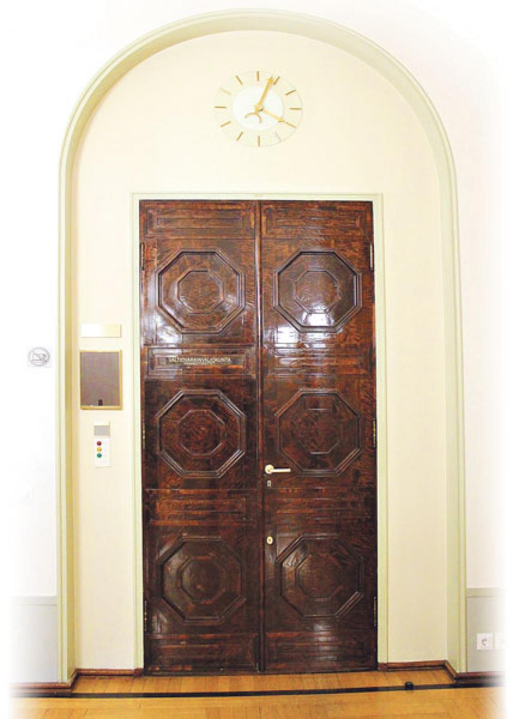 Valtiovarainvaliokunnan ovi.