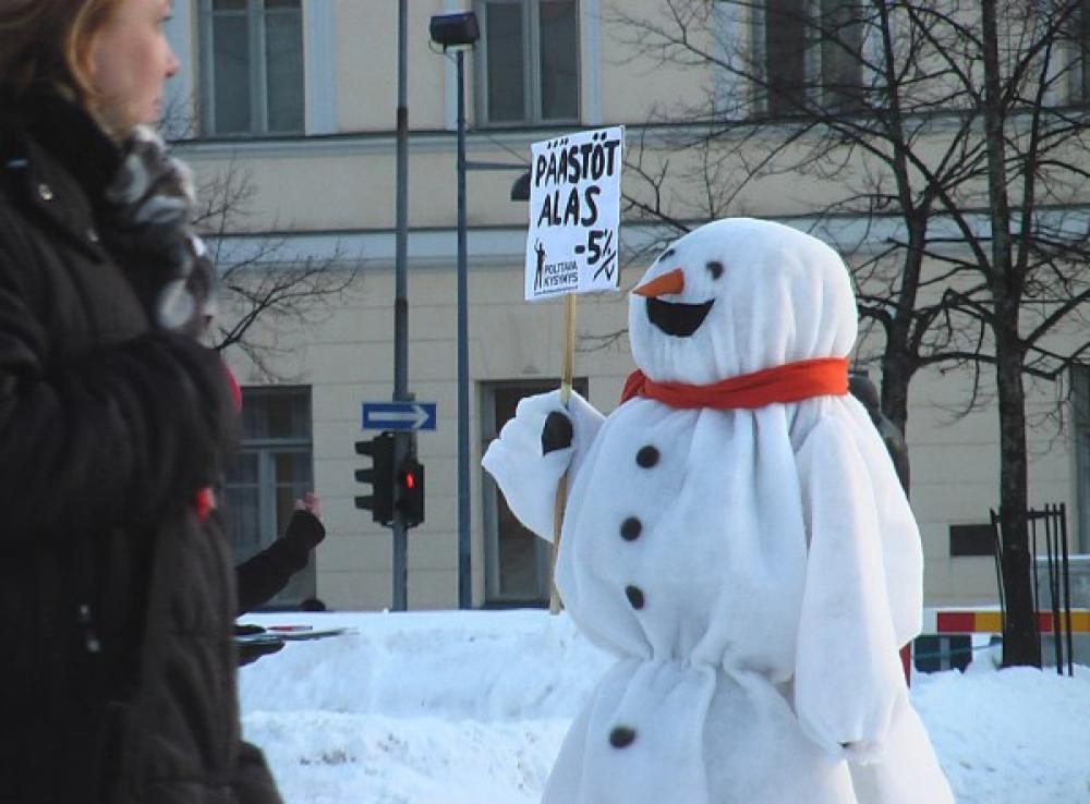 Lumiukko osoittaa mieltään Kuopion torilla.