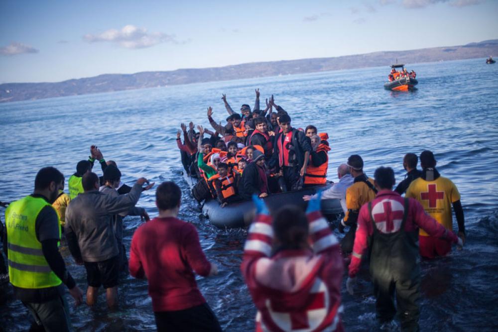 Pakolaisia saapuu veneellä Kreikan Lesbokselle