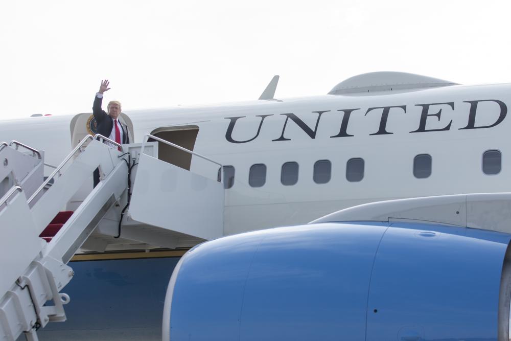 Donald Trump nousee lentokoneeseen