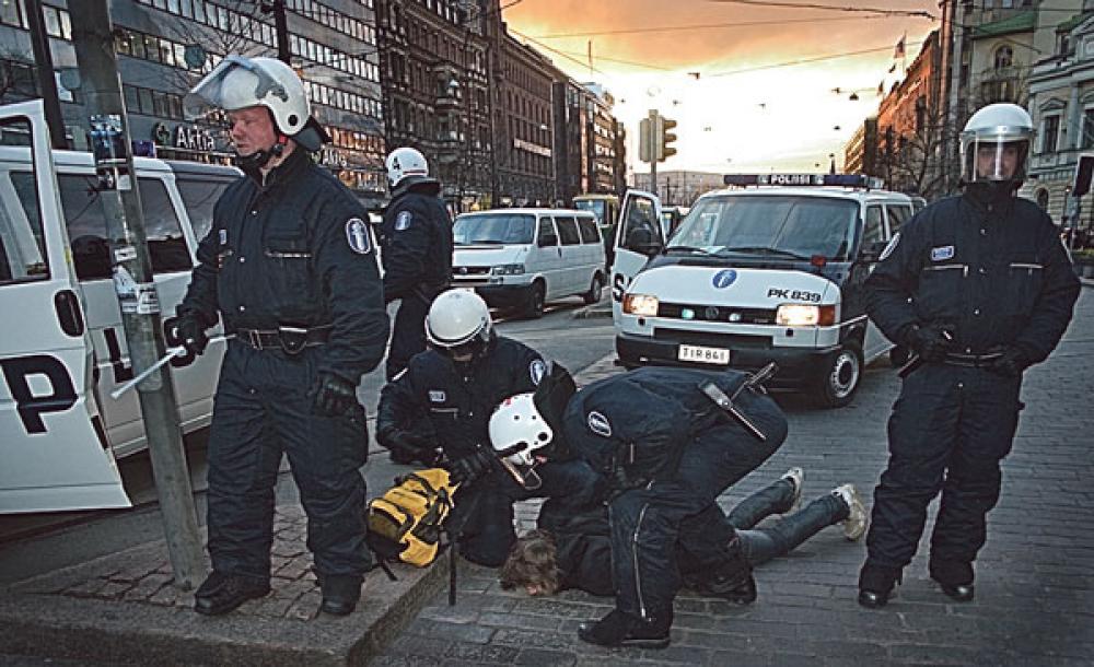 Poliisin toimintaa EuroMayDay-mielenosoituksessa.