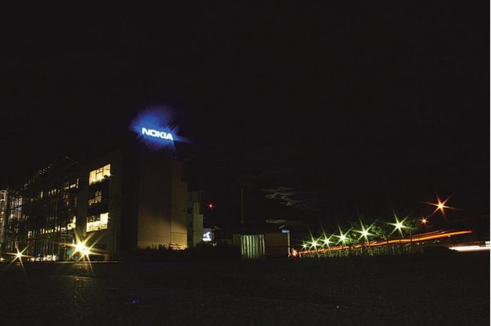 Nokian rakennus pimeässä.