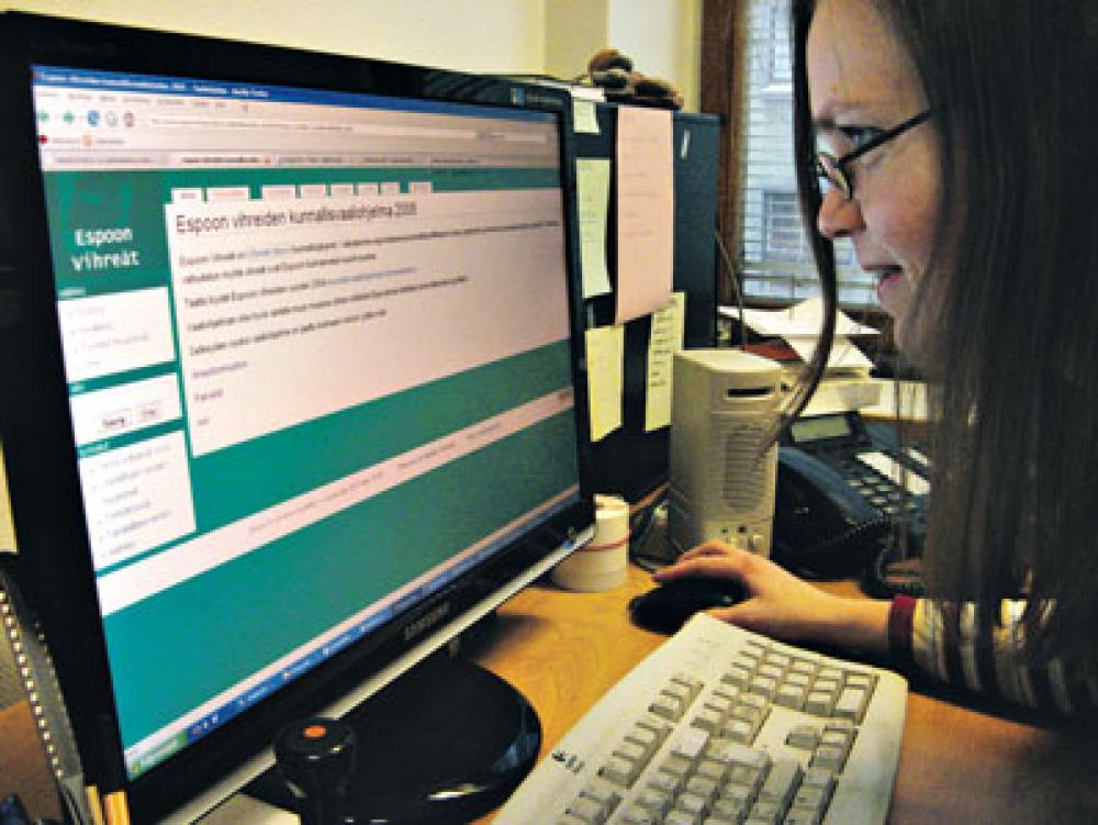 Tiina Elo katselee Espoon vihreiden wikiä tietokoneeltaan.