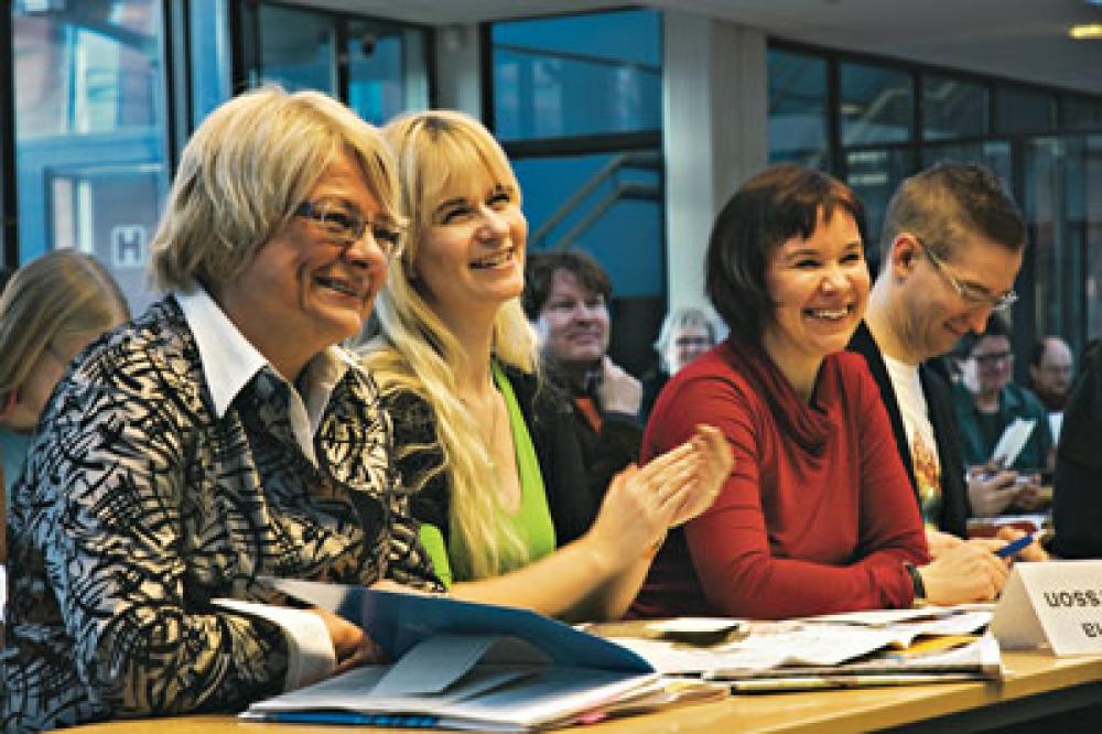 Tarja Cronberg, Janina Andersson, Rosa Meriläinen ja Oras Tynkkynen vihreiden puoluevaltuuskunnan kokouksessa.