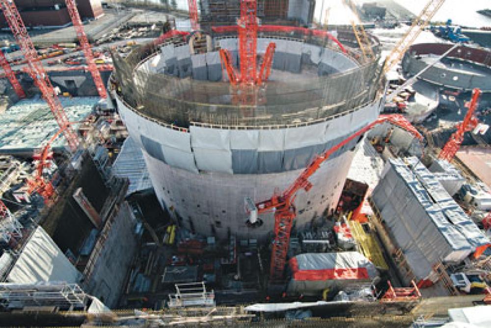 Olkiluodon ydinvoimalan kolmannen reaktorin suojarakennusta rakennetaan.