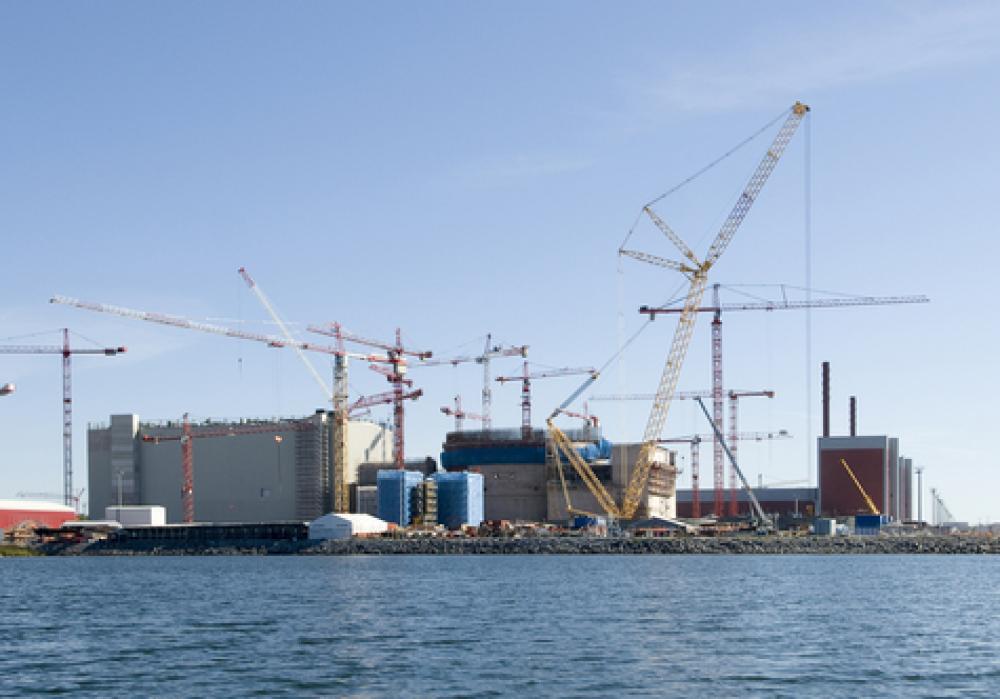 Ydinvoimalan rakennustyömaa Olkiluodossa.