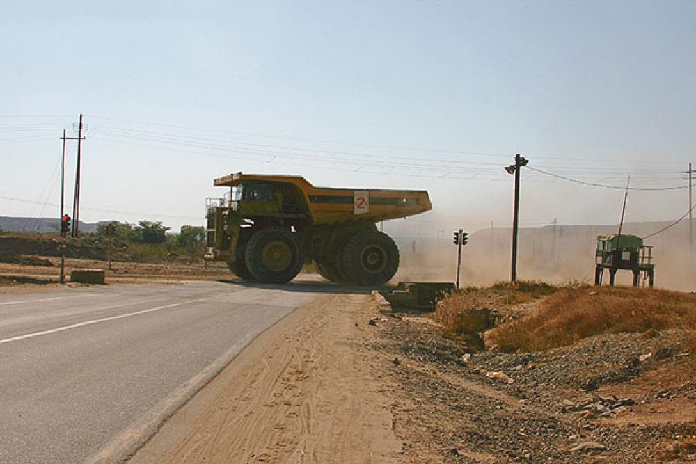 Kaivoskone Sambiassa.