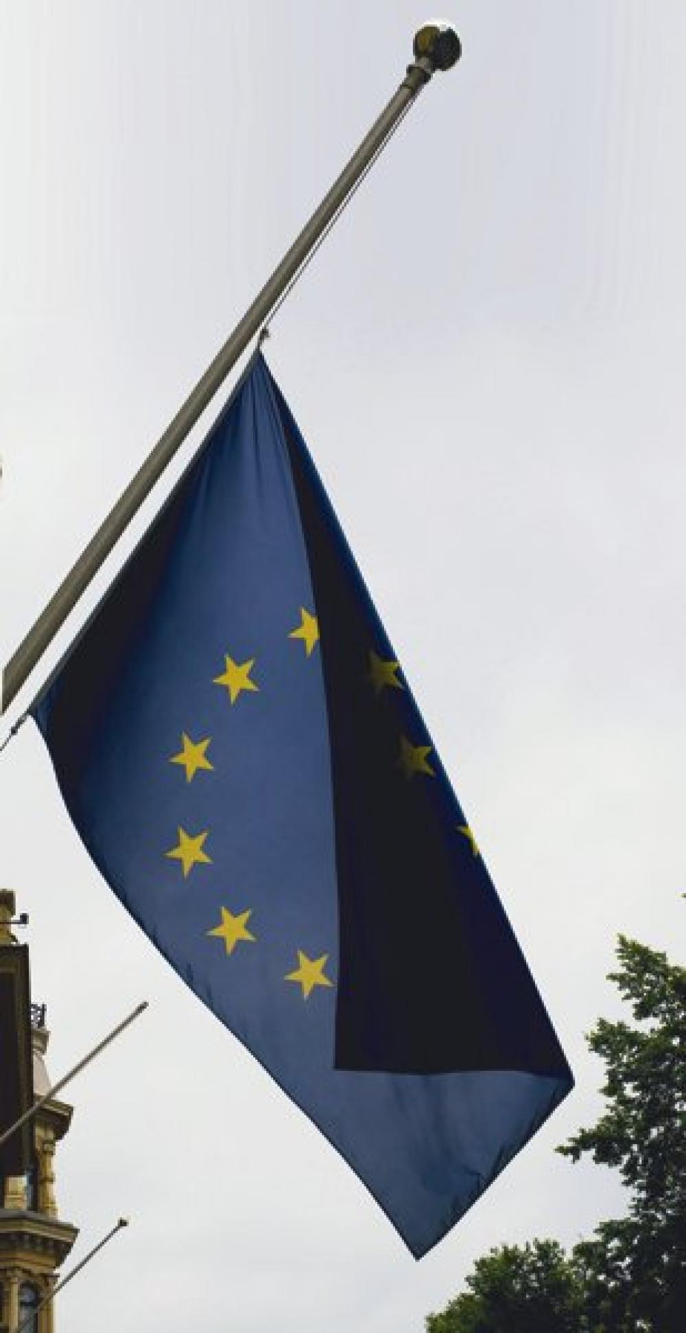 EU-lippu puolitangossa.