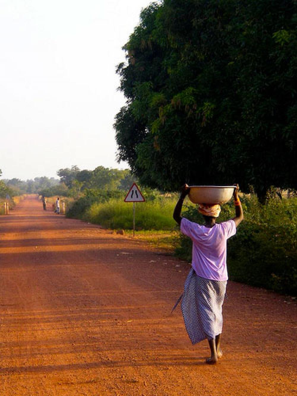Nainen kantaa vettä Afrikassa.