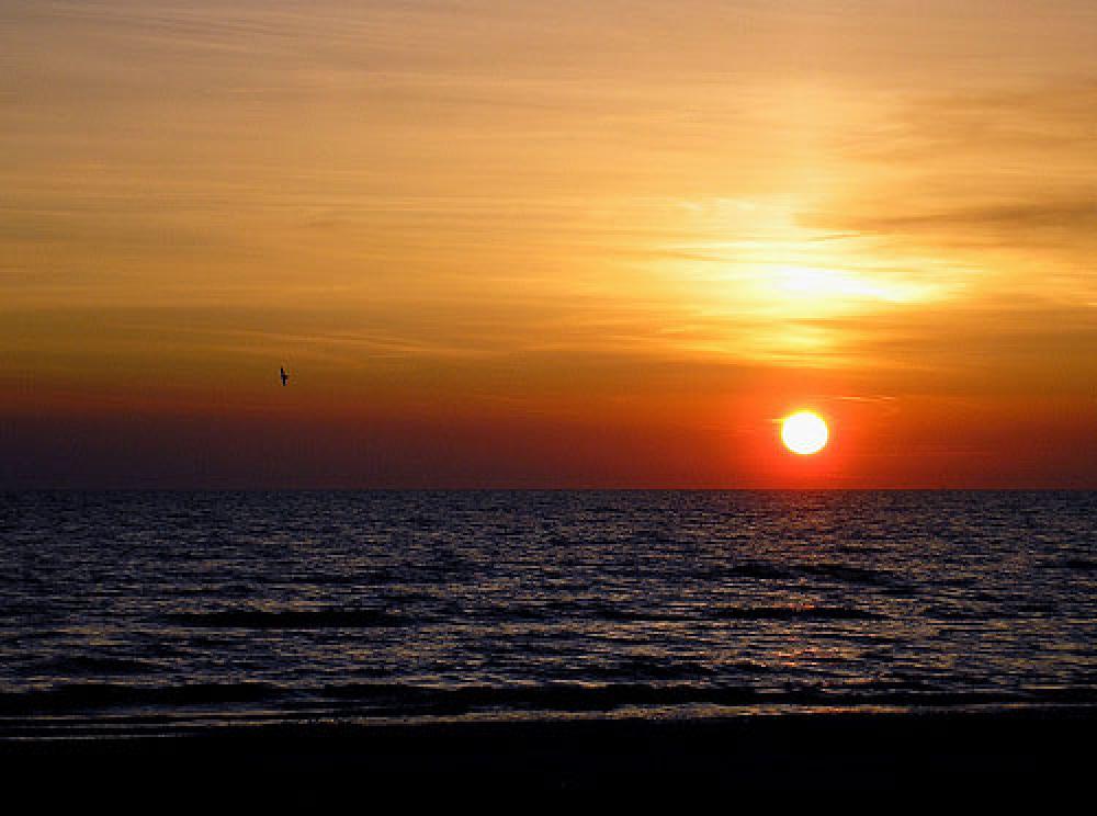Auringonlasku Latviassa Itämeren rannalla.