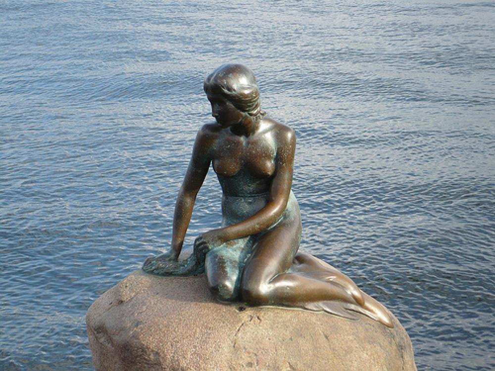 Pieni merenneito -patsas Kööpenhaminassa.
