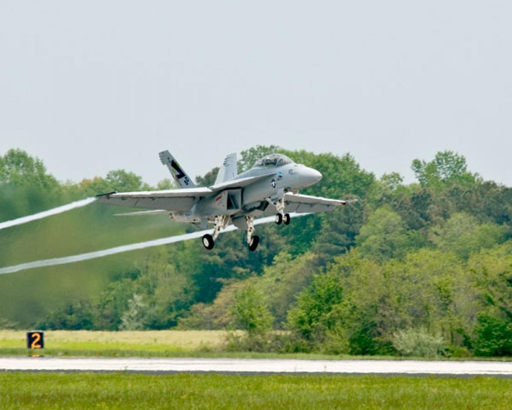 F/A-18 Super Hornet lentää biopolttoaineen voimin.