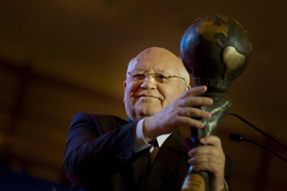 Mihail Gorbatsov vastaanottaa palkintoa.