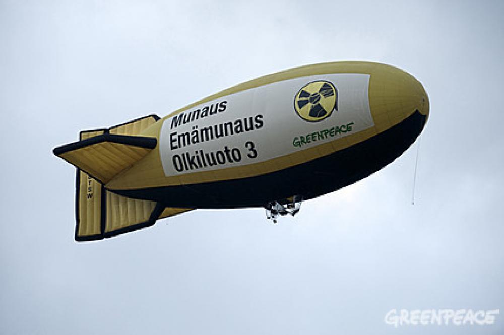 Greenpeacen ilmalaiva.