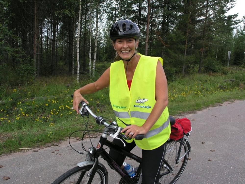 Heli Järvinen pyöräilee.