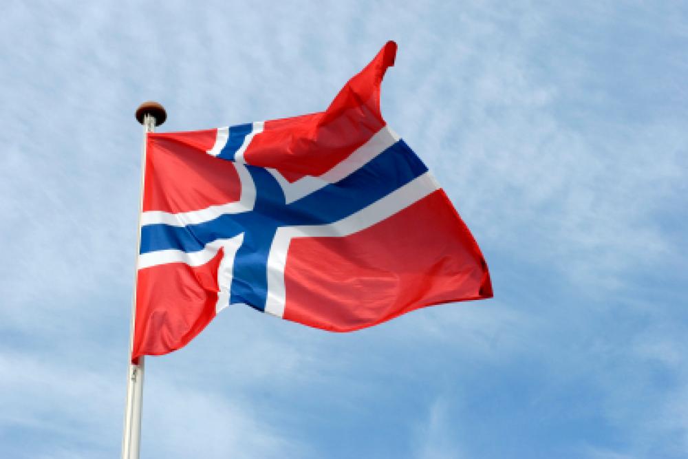 Norjan lippu hulmuaa tuulessa.