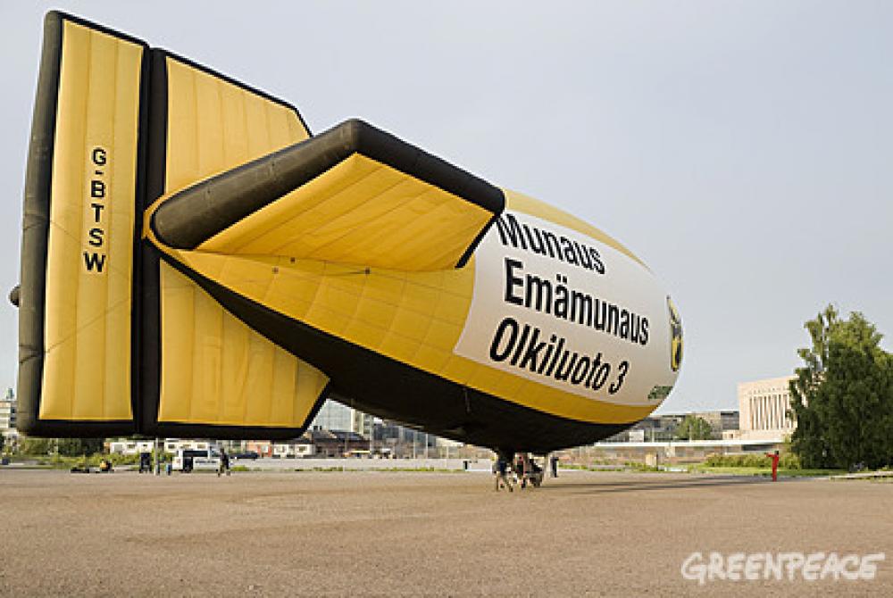 Greenpeacen ilmalaiva.