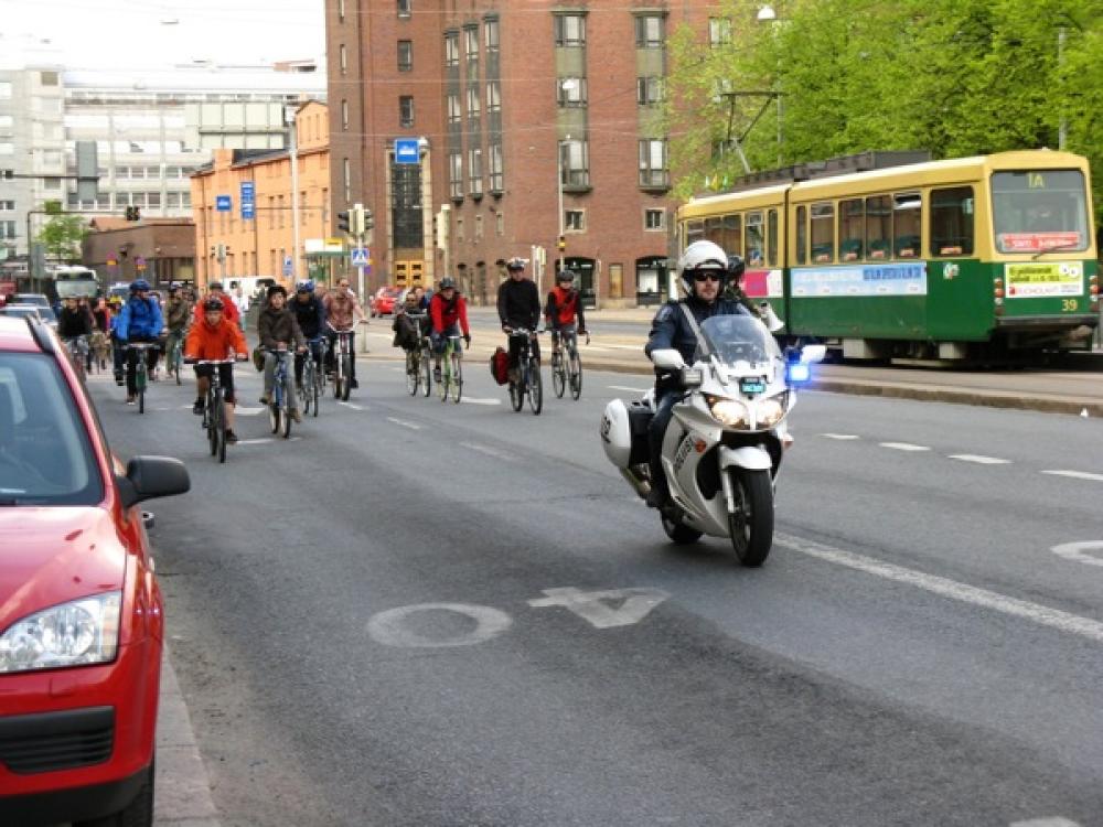Pyöräilijöitä Hämeentiellä.