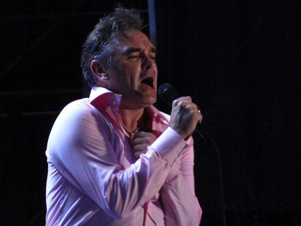 Morrissey laulaa.