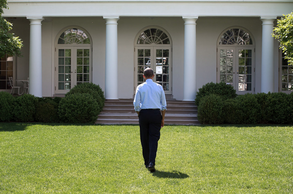 Obama Valkoisen talon nurmella.