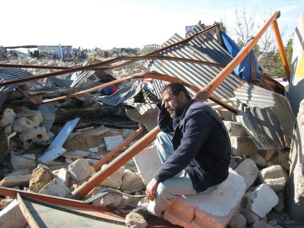 Palestiinalaismies sortuneen talon edustalla.