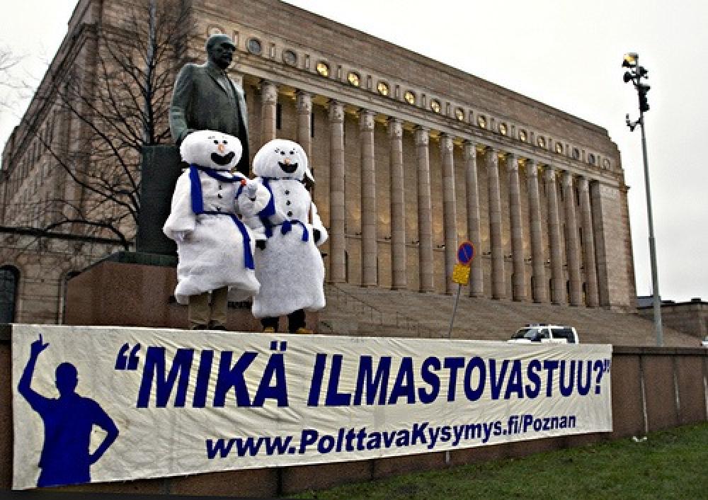 Lumiukot eduskuntatalon edessä.