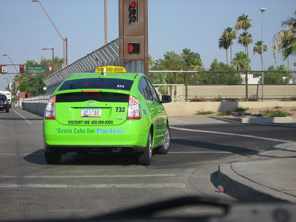 Vihreä Prius-taksi Arizonassa.