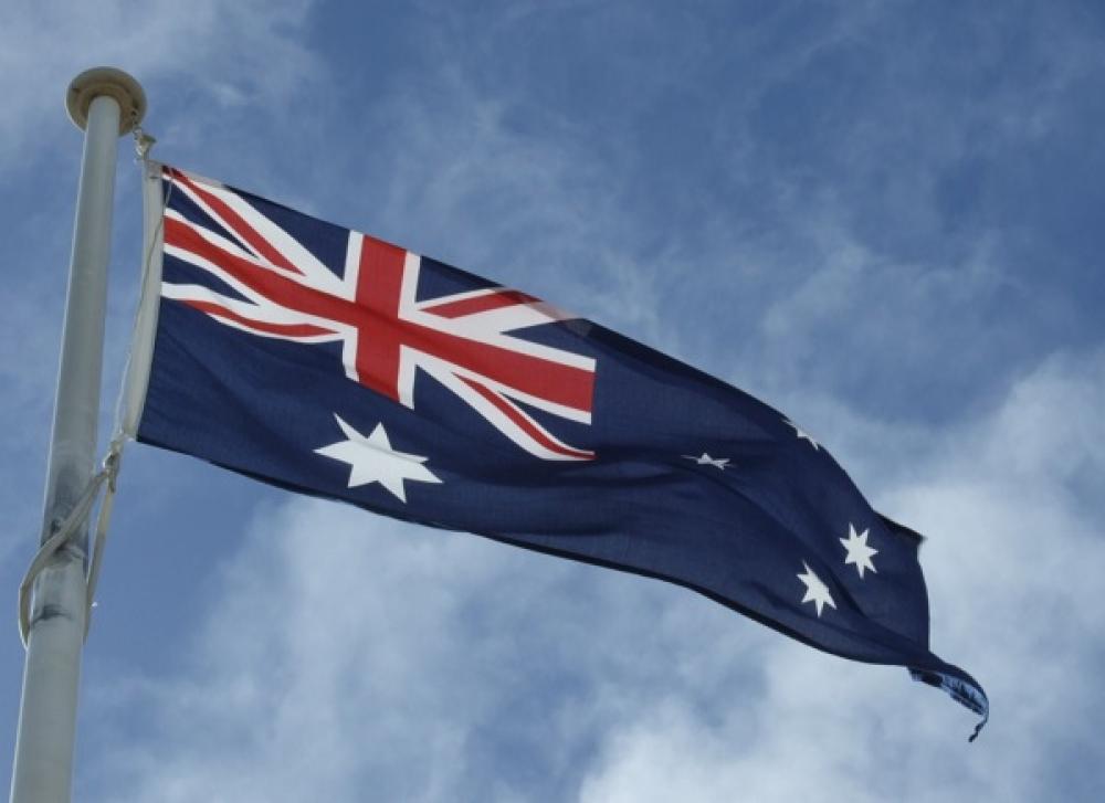 Australian lippu tuulessa taivasta vasten.
