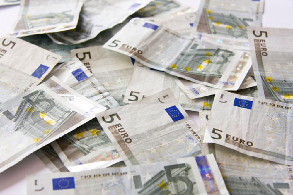 Viiden euron seteleitä.