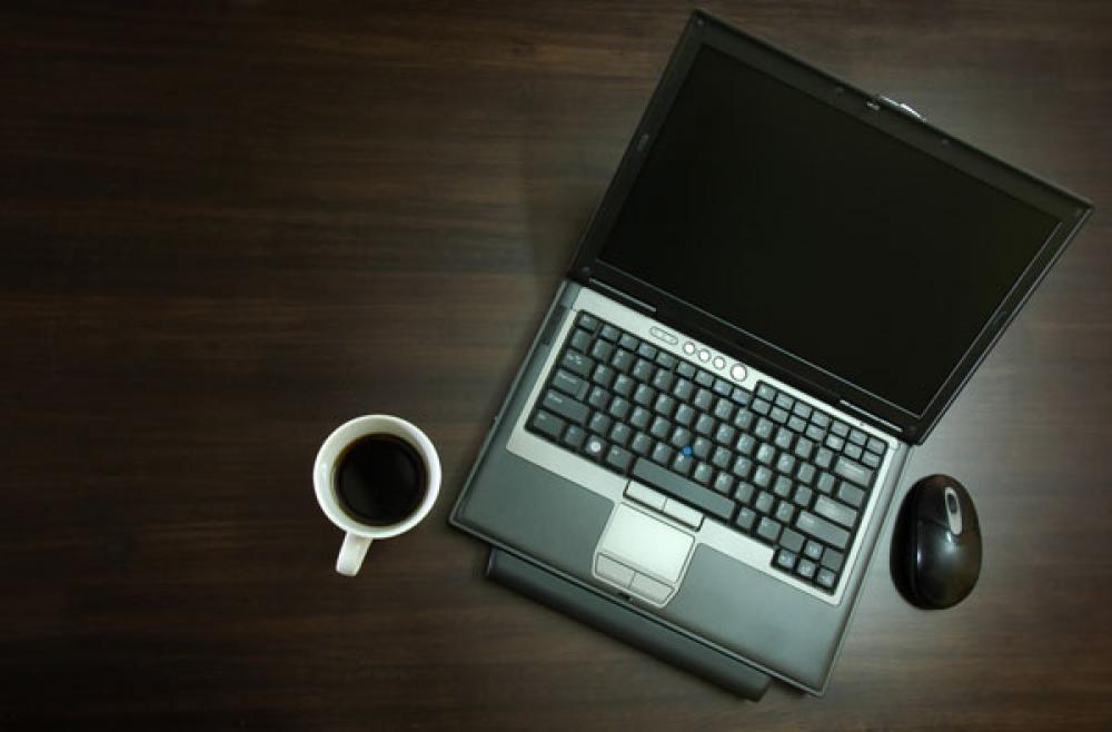 Kahvi ja tietokone.