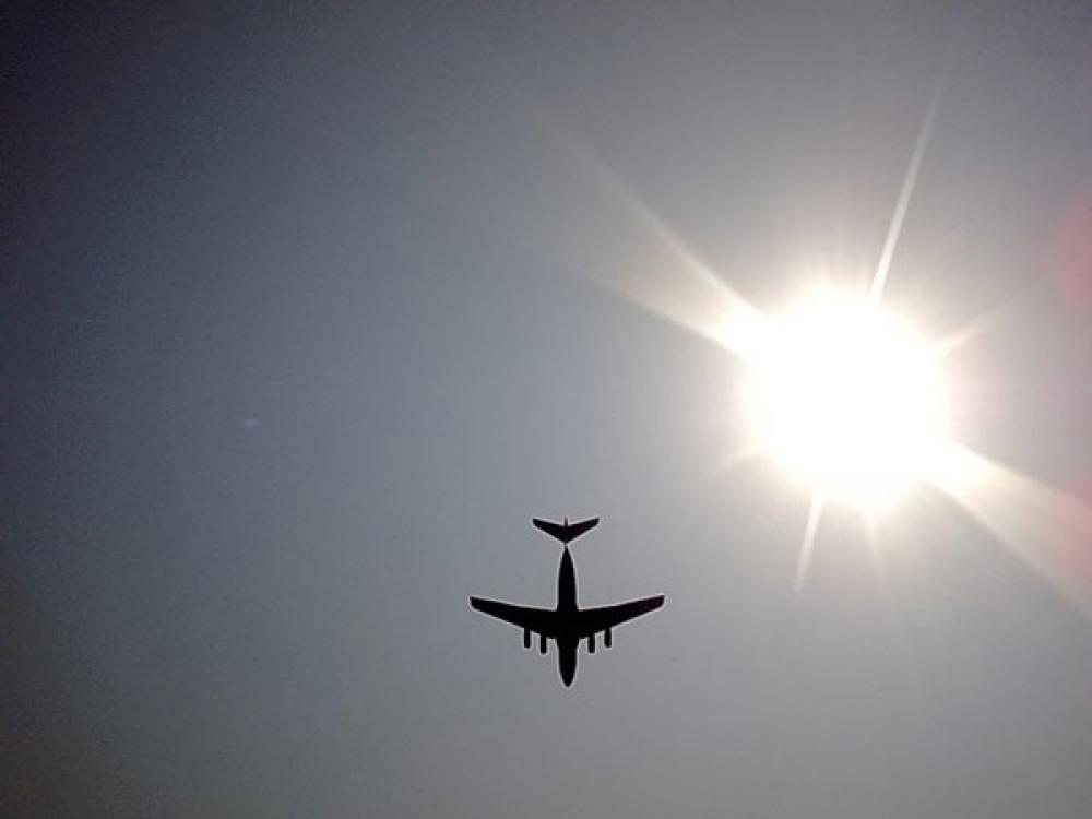 Lentokone ja aurinko.